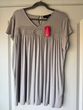 NWT Pretty Suzanne Betro Light Gray Top with Short Sleeves, Lace Detail, Large